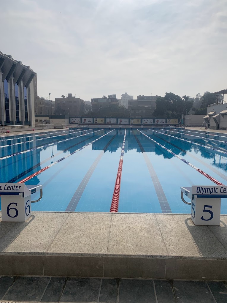 Outdoor-50-m-Bahnenbecken mit Startblöcken und Leinen, vorbereitet für Schwimm-Trainingslager-Einheiten.