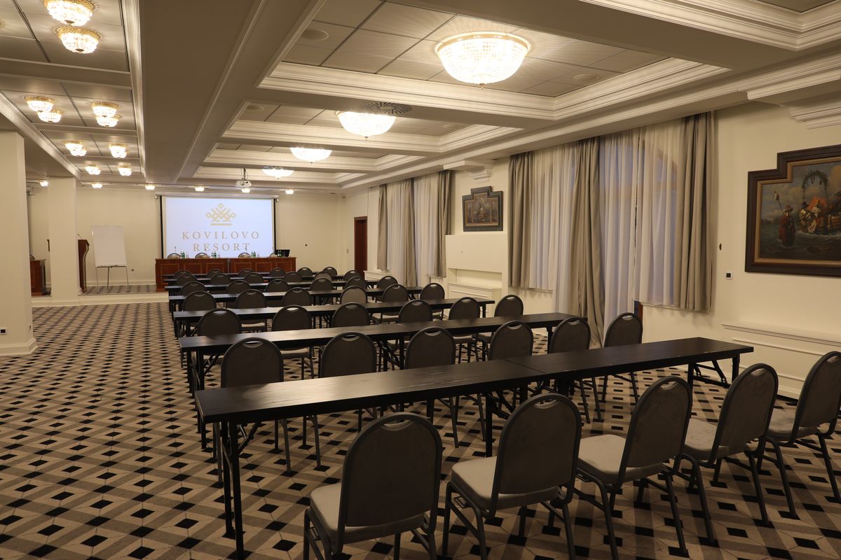 Konferenzraum in Seminarbestuhlung mit Leinwand und Flipchart.
