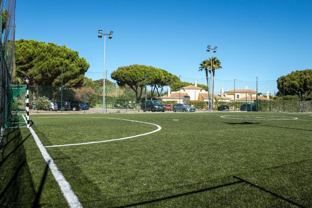 Terrain de football à 5 en gazon artificiel clôturé avec éclairage.