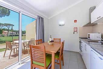 Küchenzeile und Essbereich mit Schiebetüren zur Terrasse.