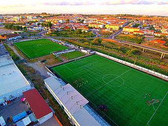 Luftaufnahme des Fußball-Trainingskomplexes mit zwei Outdoor-Kunstrasenplätzen.