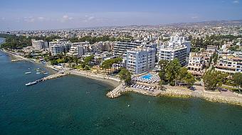 Luftaufnahme einer Küstenstadt mit Strandhotels und klarem blauen Meer