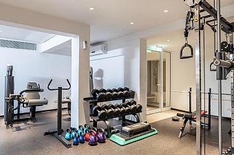 Fitnessstudio mit Gewichten, Kettlebells, Geräten und Platz für Athletentraining oder Übungseinheiten