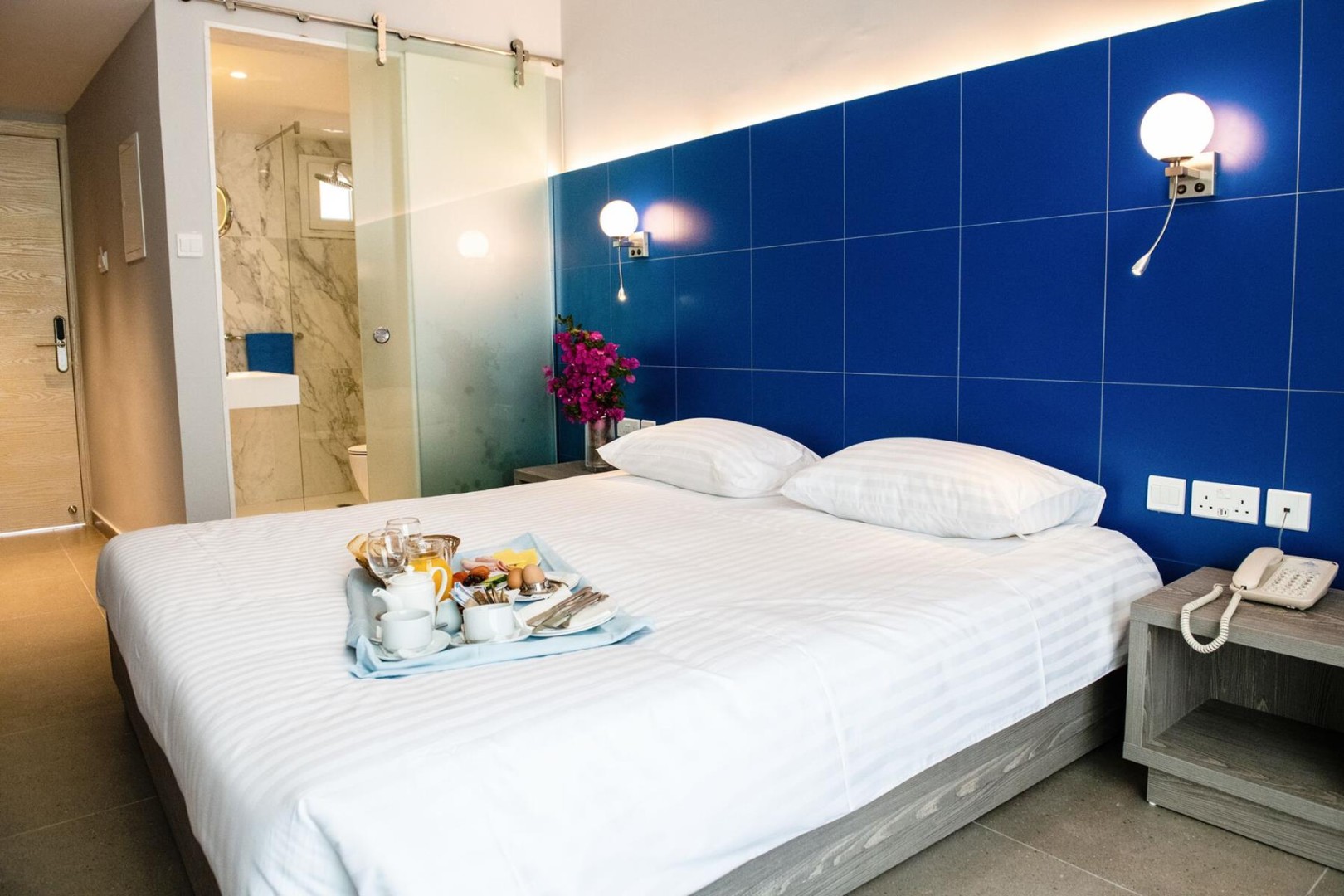 Double room with breakfast tray and open-plan bathroom