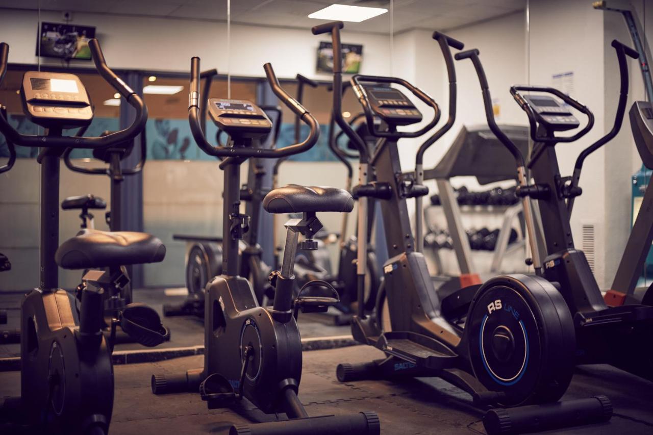 Fitnessraum mit Ergometern und Crosstrainern für Cardio-Workouts.