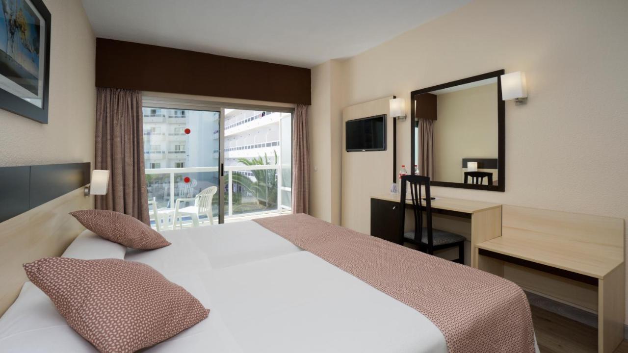 Doppelzimmer mit großem Bett, Schreibtisch, TV und Balkonbestuhlung.