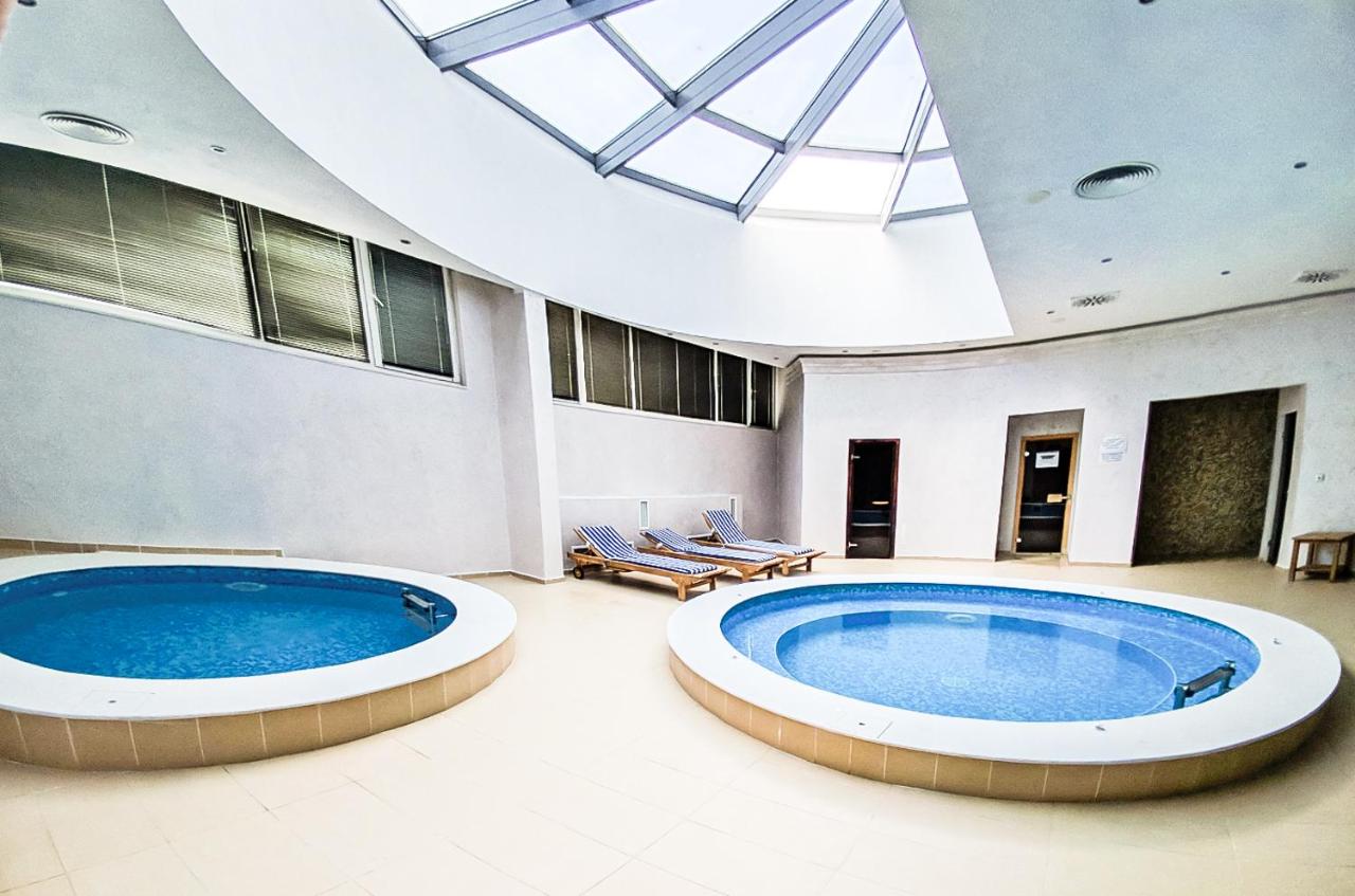 Indoor-Spa-Bereich mit zwei runden Pools unter einem Oberlicht, Regenerationszone während des Trainingslagers