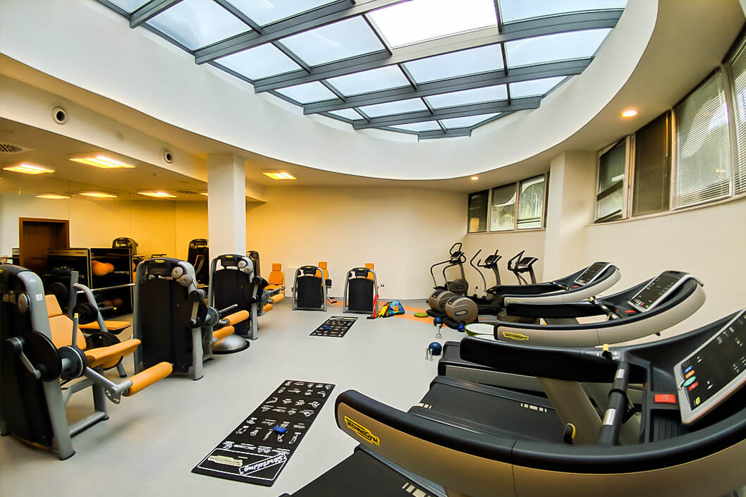 Hotel-Fitnesscenter mit Laufbändern, Fahrrädern und Kraftmaschinen für das Athletentraining