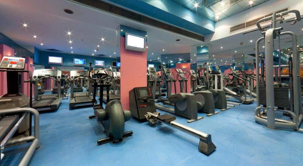 Gym mit Laufbändern, Cardiogeräten und Spiegelwänden für Indoor-Workout.