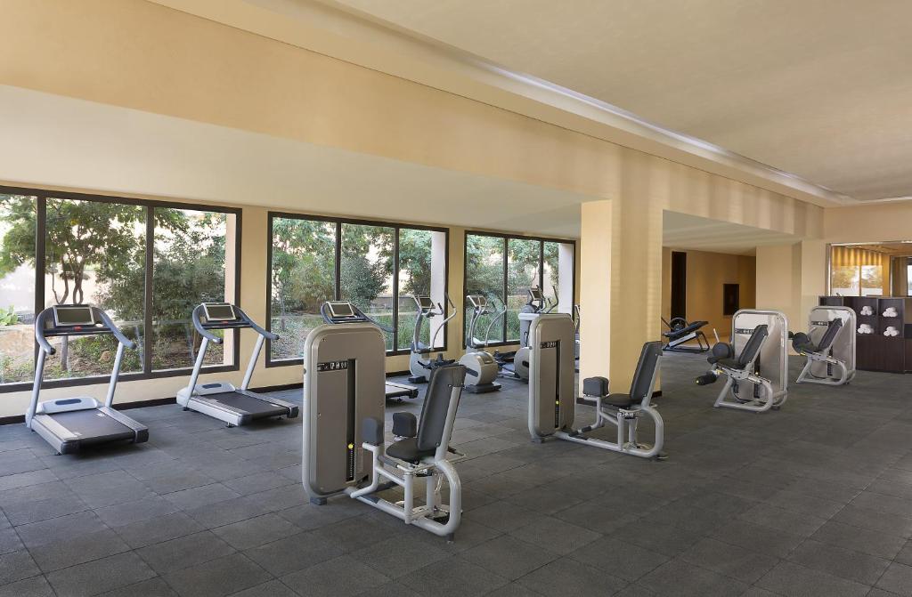 Fitnessraum mit Laufbändern, Cardiogeräten und Kraftgeräten für Workouts.