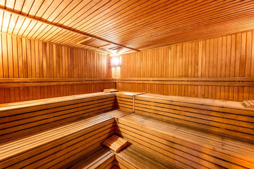 Sauna en bois avec bancs étagés pour récupération après l'entraînement.