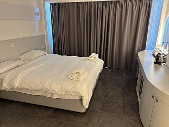 Double room with a large bed, desk, minibar and blackout curtains.