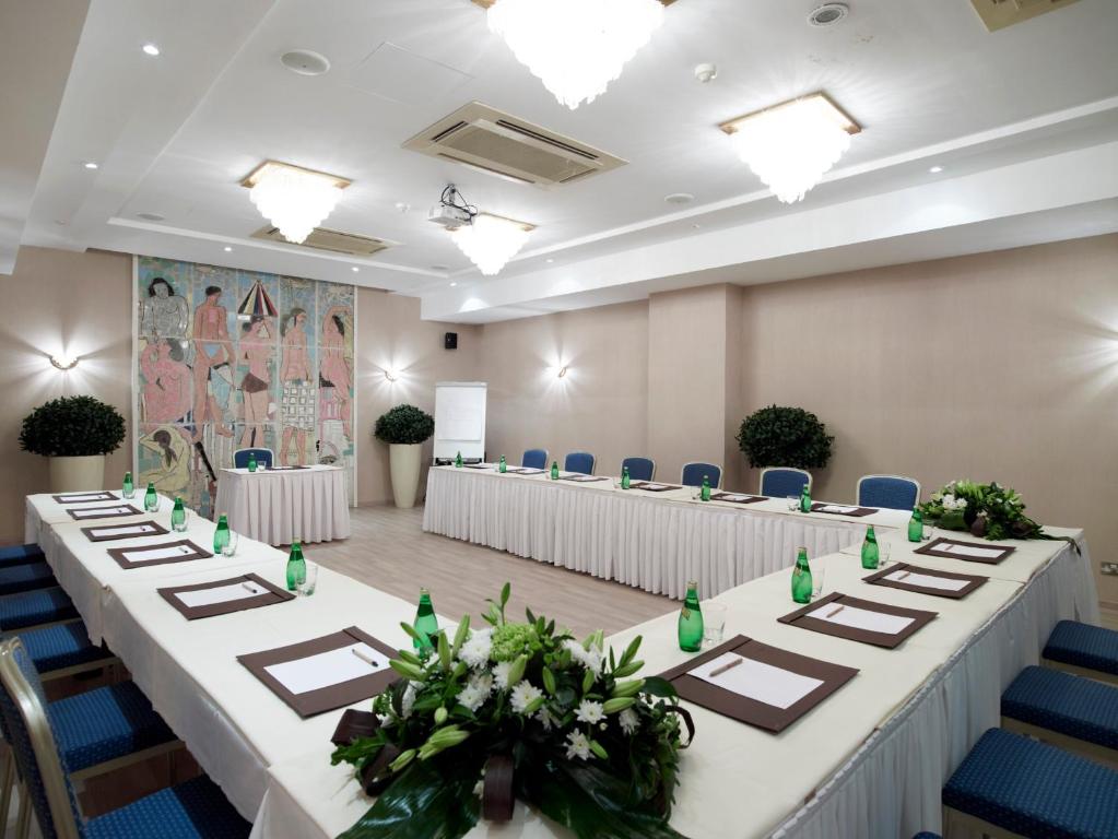 Konferenzraum in U-Form für Teambesprechungen und Briefings.
