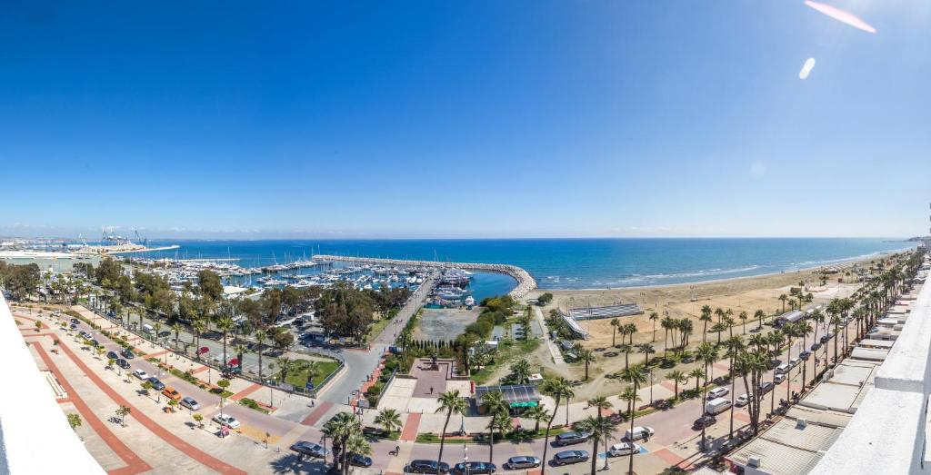 Panoramablick auf Marina, Strand und Uferpromenade.