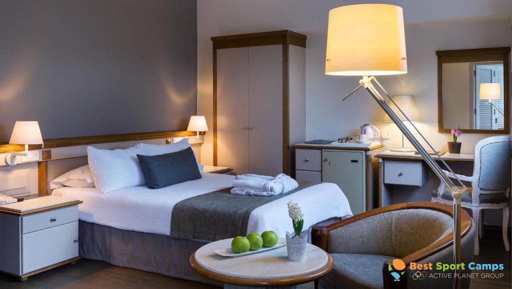 Guest room with double bed, desk, wardrobe and minibar.