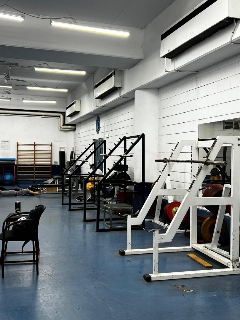 Fitnessbereich mit Hebeausrüstung und Racks, genutzt für Athletiktraining und Coaching-Einheiten