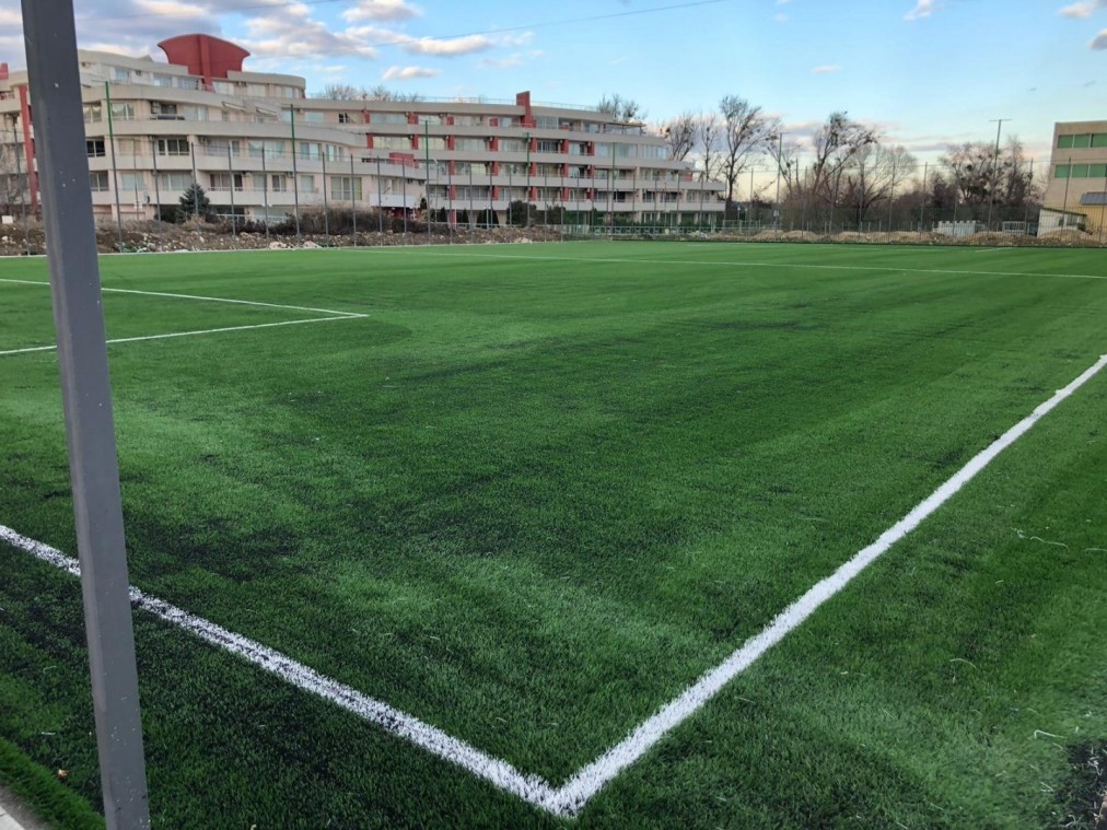 Detailansicht der Ecklinien und des Torraums eines Kunstrasen-Fußballfeldes für Trainingseinheiten