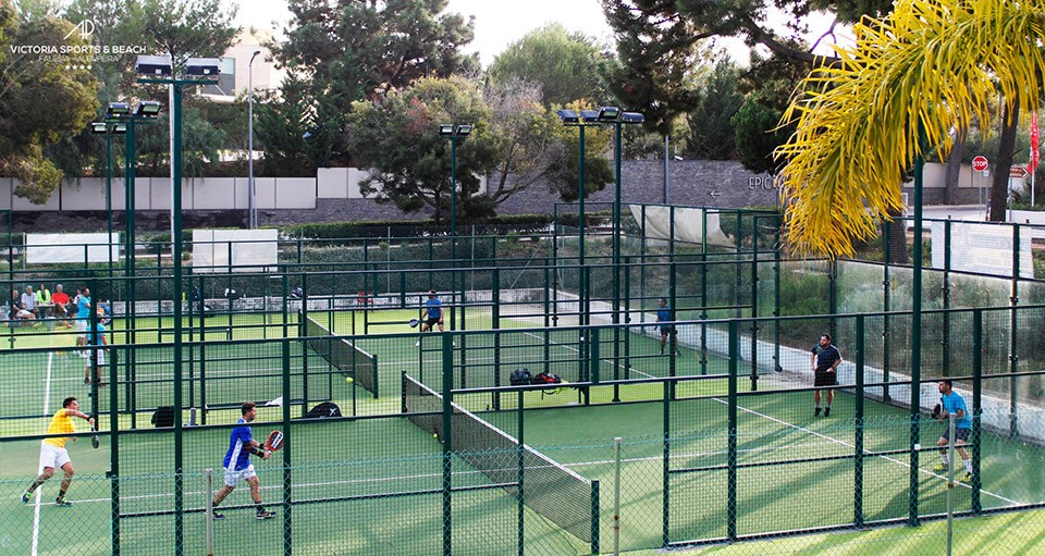 Padelplätze mit mehreren Spielern beim Training und Match.