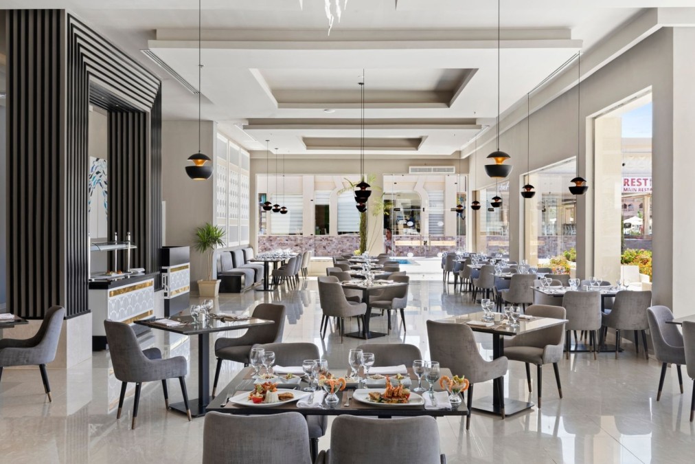 Eleganter Restaurantbereich mit modernem Design und ordentlich gedeckten Tischen