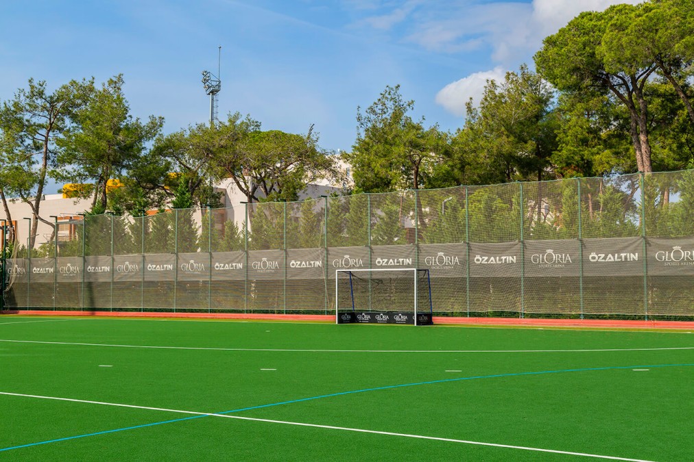 Feldhockeyplatz im Freien mit vollwertigem Tor und klarer Linienführung, geeignet für Teamtraining und Spielvorbereitung. Umzäunung und offene Umgebung sorgen für ein konzentriertes Spielsetting.