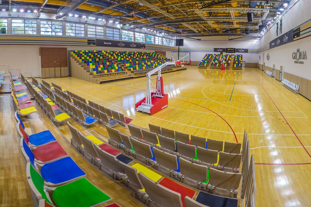 Indoor-Arena mit hochwertigem Parkett und Tribünenplätzen, ideal für Spiele und Turniere. Professionelle Beleuchtung und klare Linien bieten beste Trainingsbedingungen.