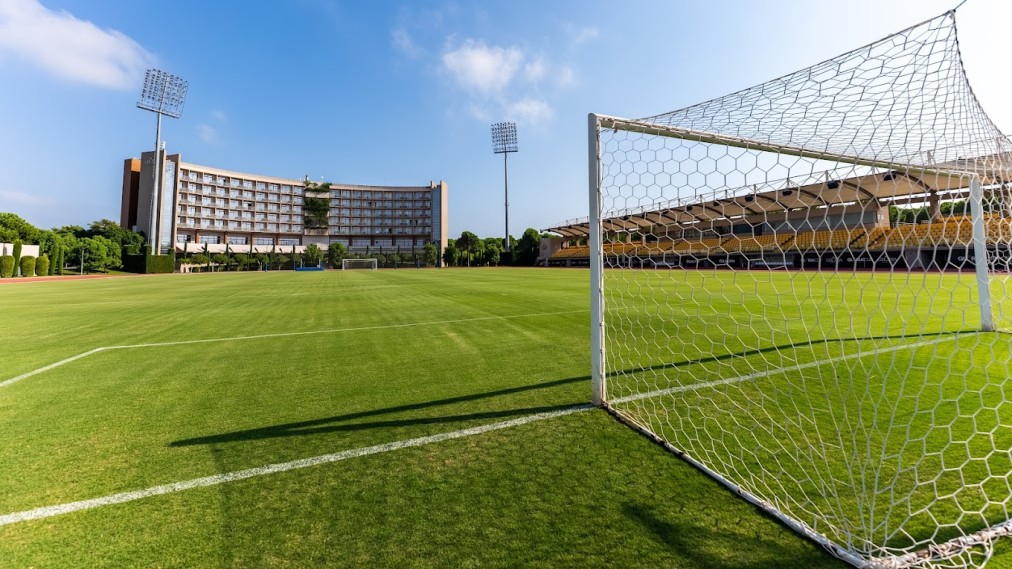 Gepflegter Fußballplatz mit professionellen Toren und viel Fläche für Teamdrills. Gute Sichtlinien und die umgebenden Anlagen schaffen ideale Bedingungen für Trainingslager.