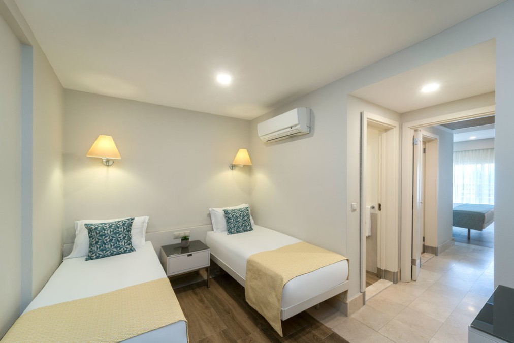Suite mit zwei Einzelbetten und Flur zu einem separaten Schlafzimmer.