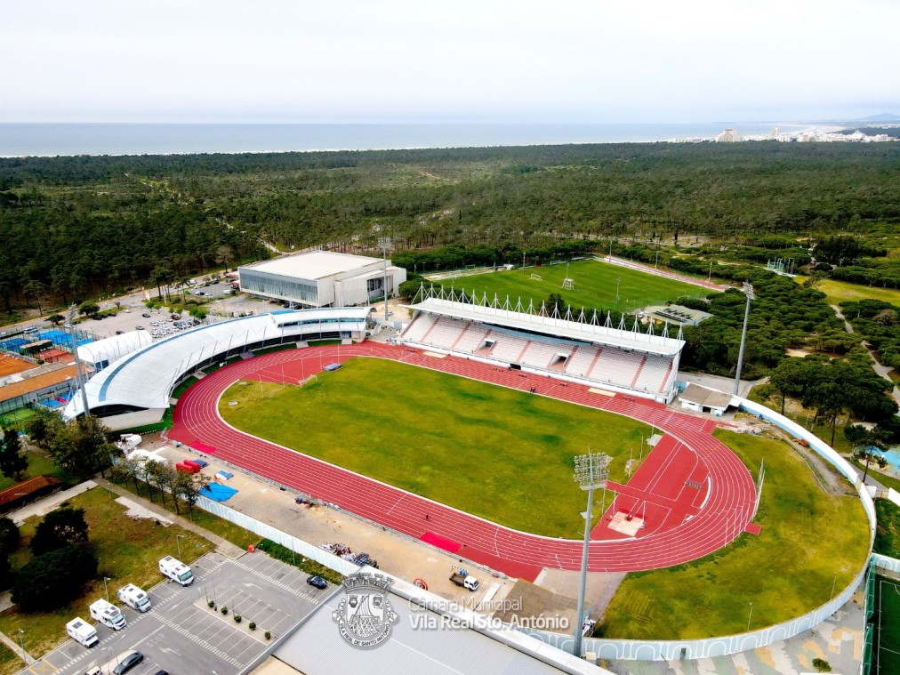 Luftaufnahme des Leichtathletikstadions und der umliegenden Sportanlagen nahe der Küste.