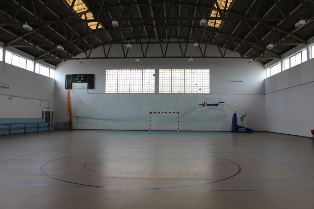 Indoor-Sporthalle mit Blick über das gesamte Spielfeld.