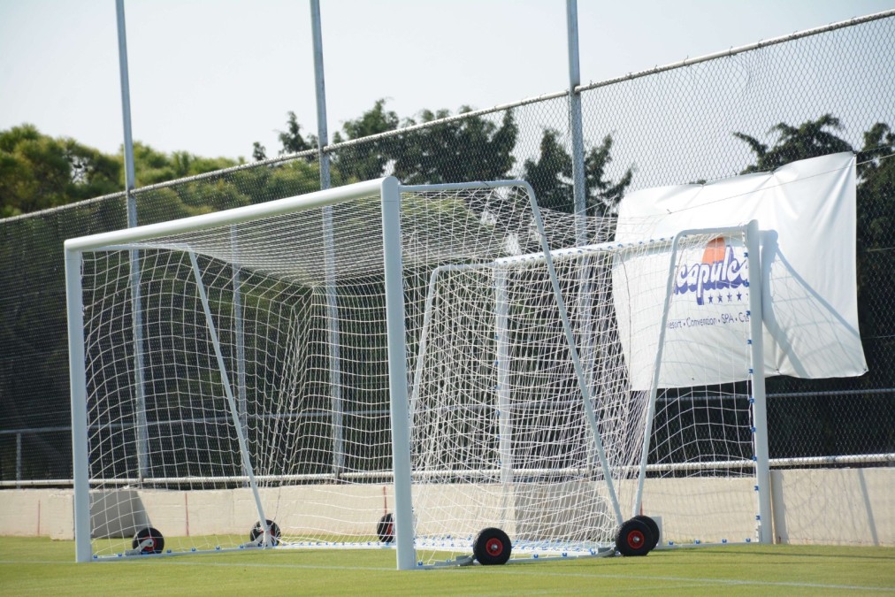 Mobile Fußballtore mit Netzen auf einem Rasenfeld in der Nähe des Trainingslagers