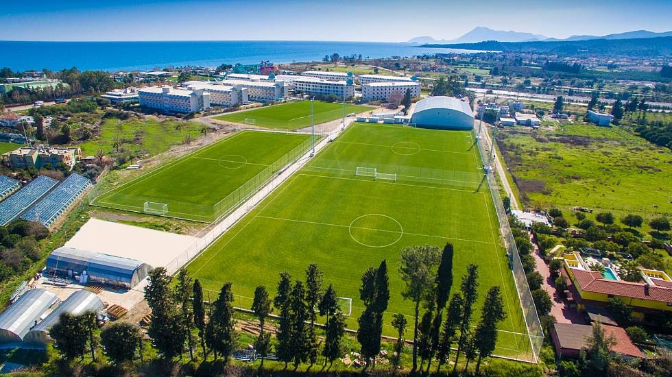Küstennahe Trainingsanlage mit zwei Fußballplätzen in Originalgröße und der Sportanlage in der Nähe.