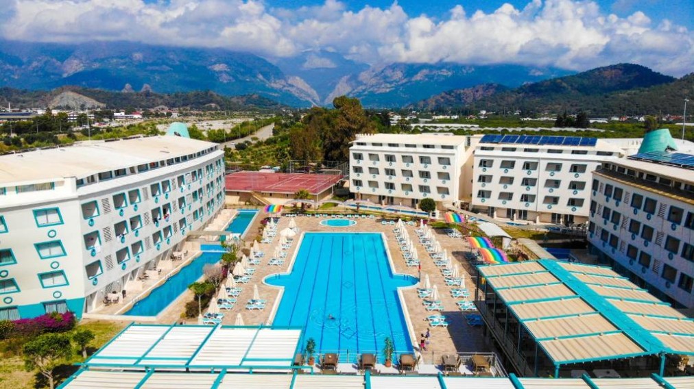 Weitblick auf den Resort-Innenhof mit großem Außenpool und umliegenden Gebäuden.
