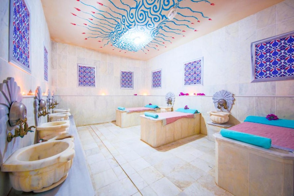 Hammamähnlicher Raum mit Marmorschalen und beheizten Massage-Liegeflächen.