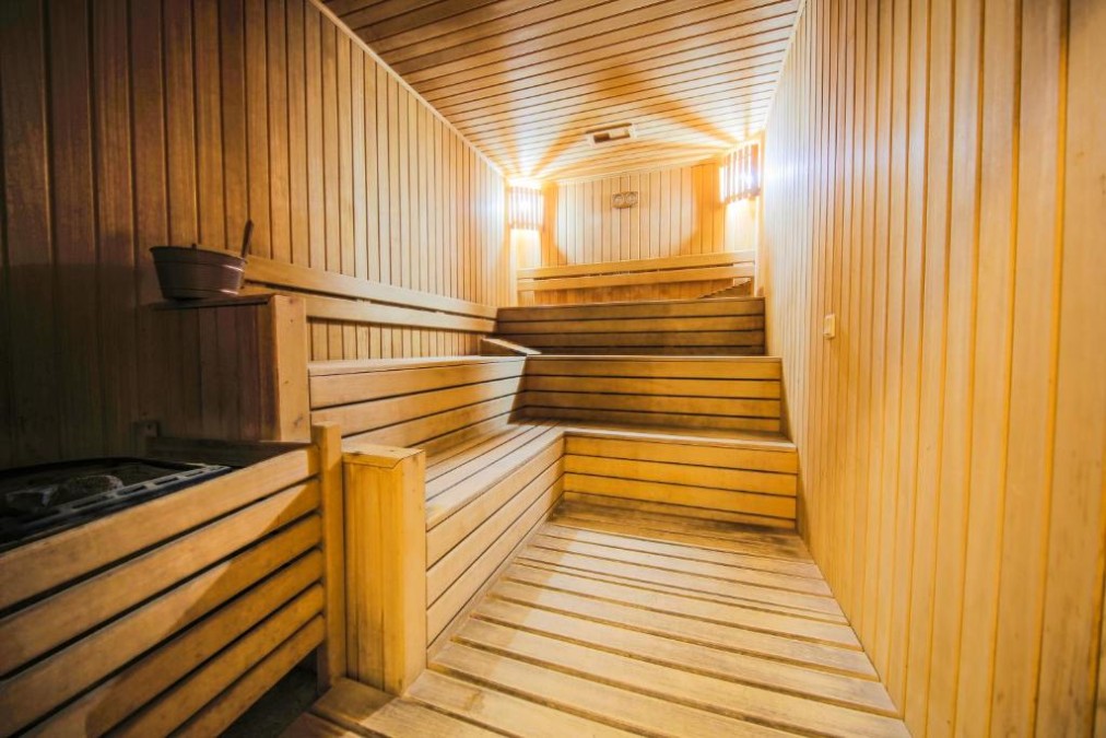 Holzverkleidete Sauna mit gestuften Sitzbänken zur Regeneration und Entspannung.