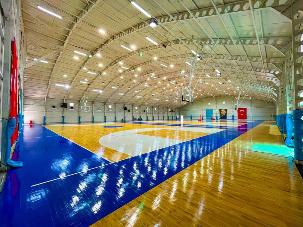 Große Sporthalle mit Basketballfeld und Körben.