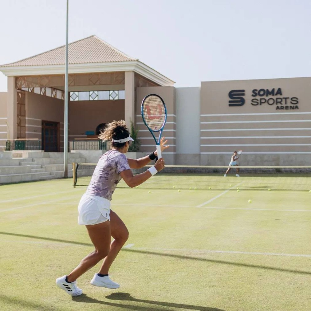 Sportlerin spielt Tennis auf dem Rasenplatz nahe der Soma Sports Arena