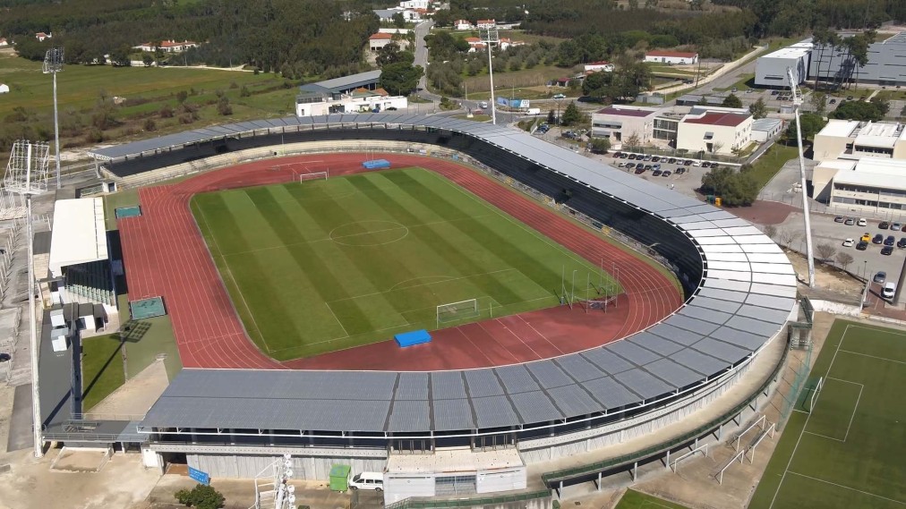 Luftaufnahme eines Leichtathletikstadions mit Fußballfeld und Laufbahn.