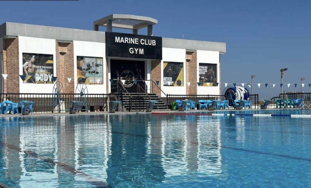 Nahaufnahme des Marine Club Gebäudes mit Blick auf das Außenschwimmbecken