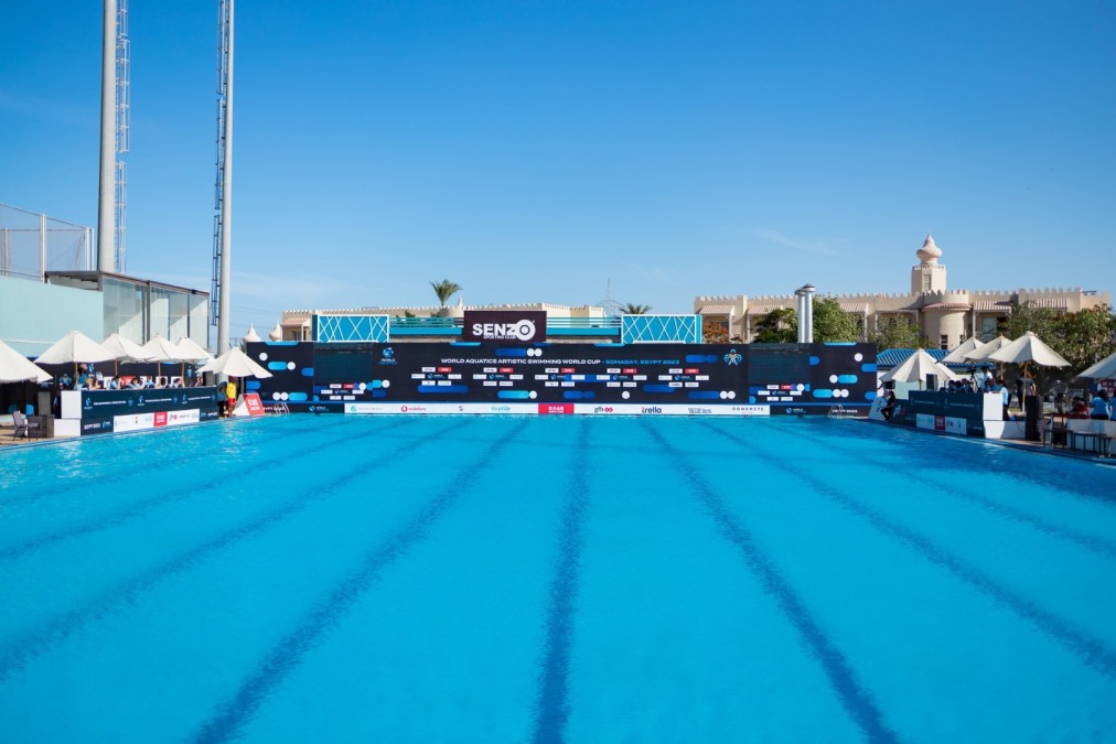 Olympisches Freibad mit Sprungplattformen und Bannern für Wettkampf oder Trainingslager