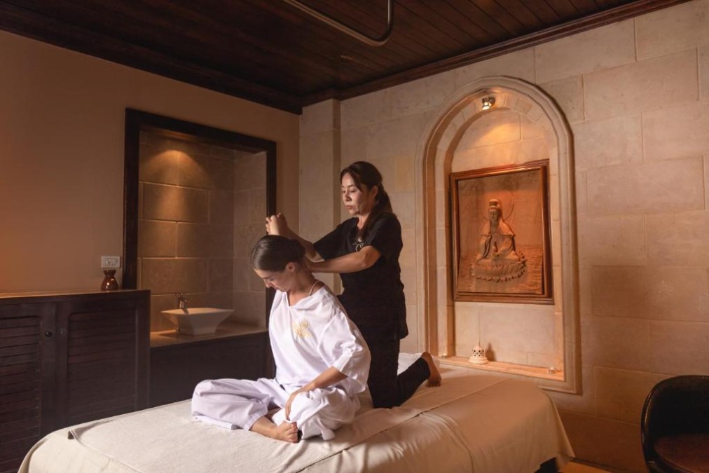 Massage-/Dehnbehandlung im Spa-Raum, aktive Regeneration für Athleten