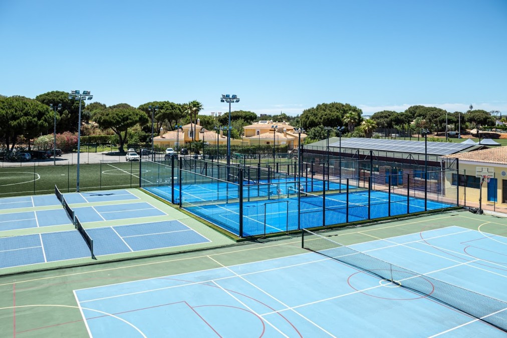 Weitblick auf Tennis-, Padel- und Fußballanlagen für ein Trainingslager.