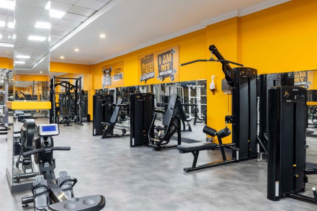 Krafttrainingsbereich mit Kraftgeräten und einer Rudermaschine.