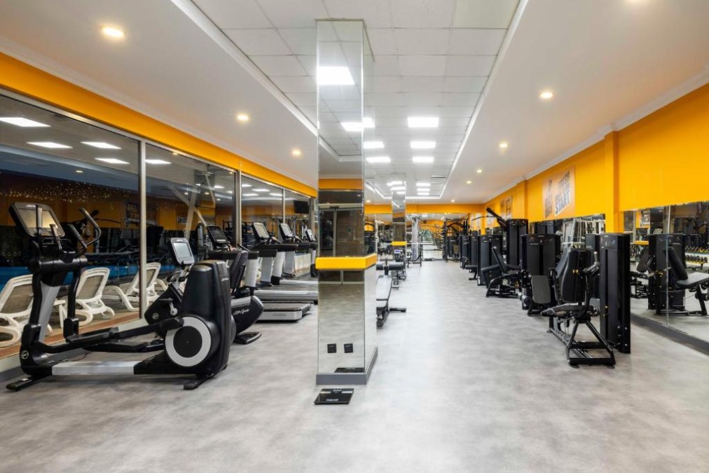 Fitnessraum mit Laufbändern, Cardiogeräten und Krafttrainingsgeräten.