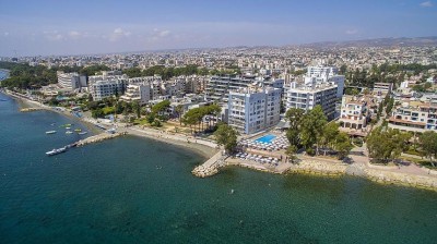 Luftaufnahme einer Küstenstadt mit Strandhotels und klarem blauen Meer