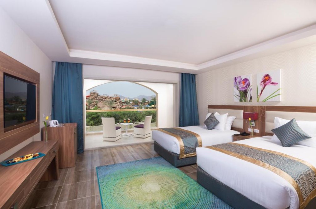 Geräumiges Zweibettzimmer mit Terrassen-Sitzgruppe und Blick über das Resort, ideal zur Erholung im Trainingslager.