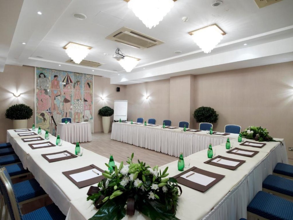 Konferenzraum in U-Form für Teambesprechungen und Briefings.