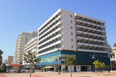 Moderne Hotelaußenansicht an einer Uferpromenade.