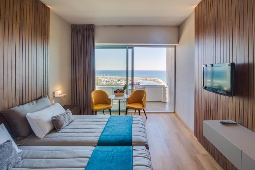 Zweibettzimmer mit Balkonbestuhlung und Blick auf die Marina.