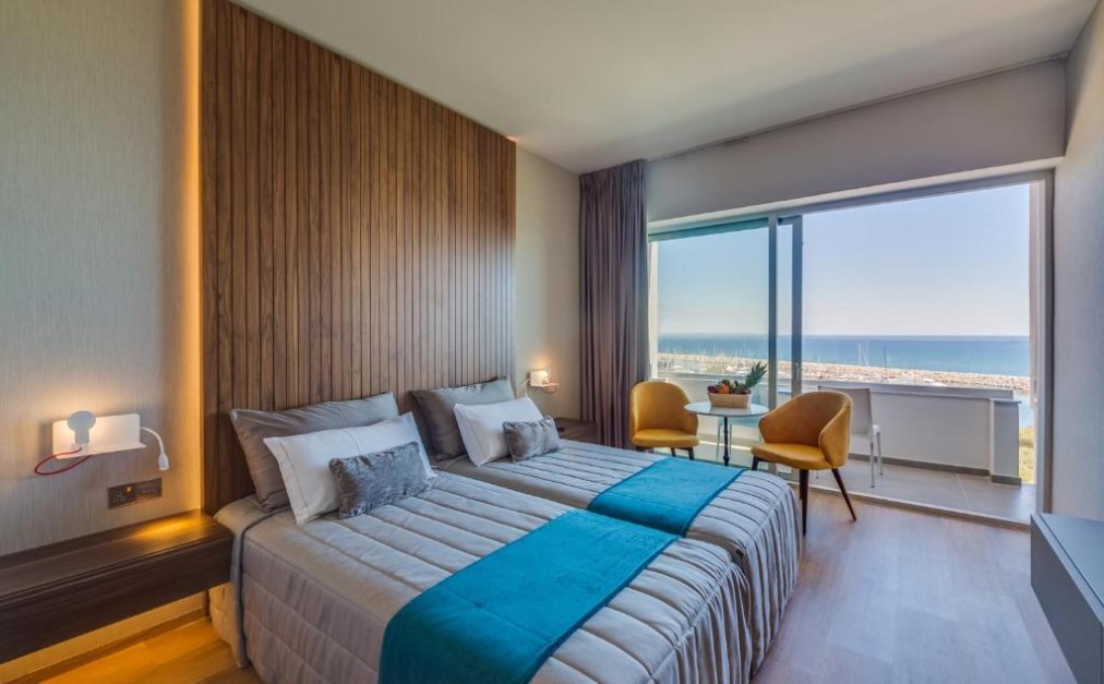 Zweibettzimmer mit Balkon und freiem Meerblick.