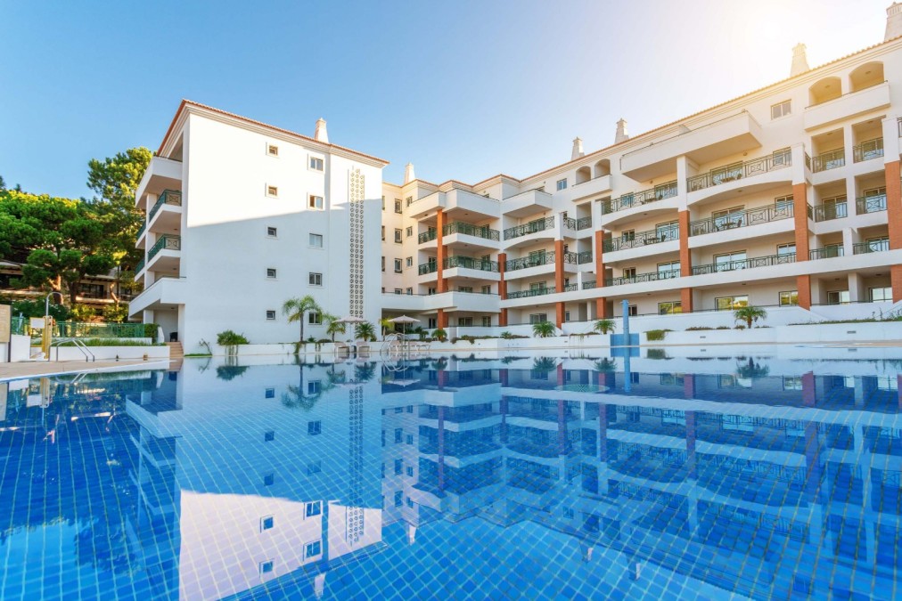 Piscine extérieure à côté d'un bâtiment d'hôtel.